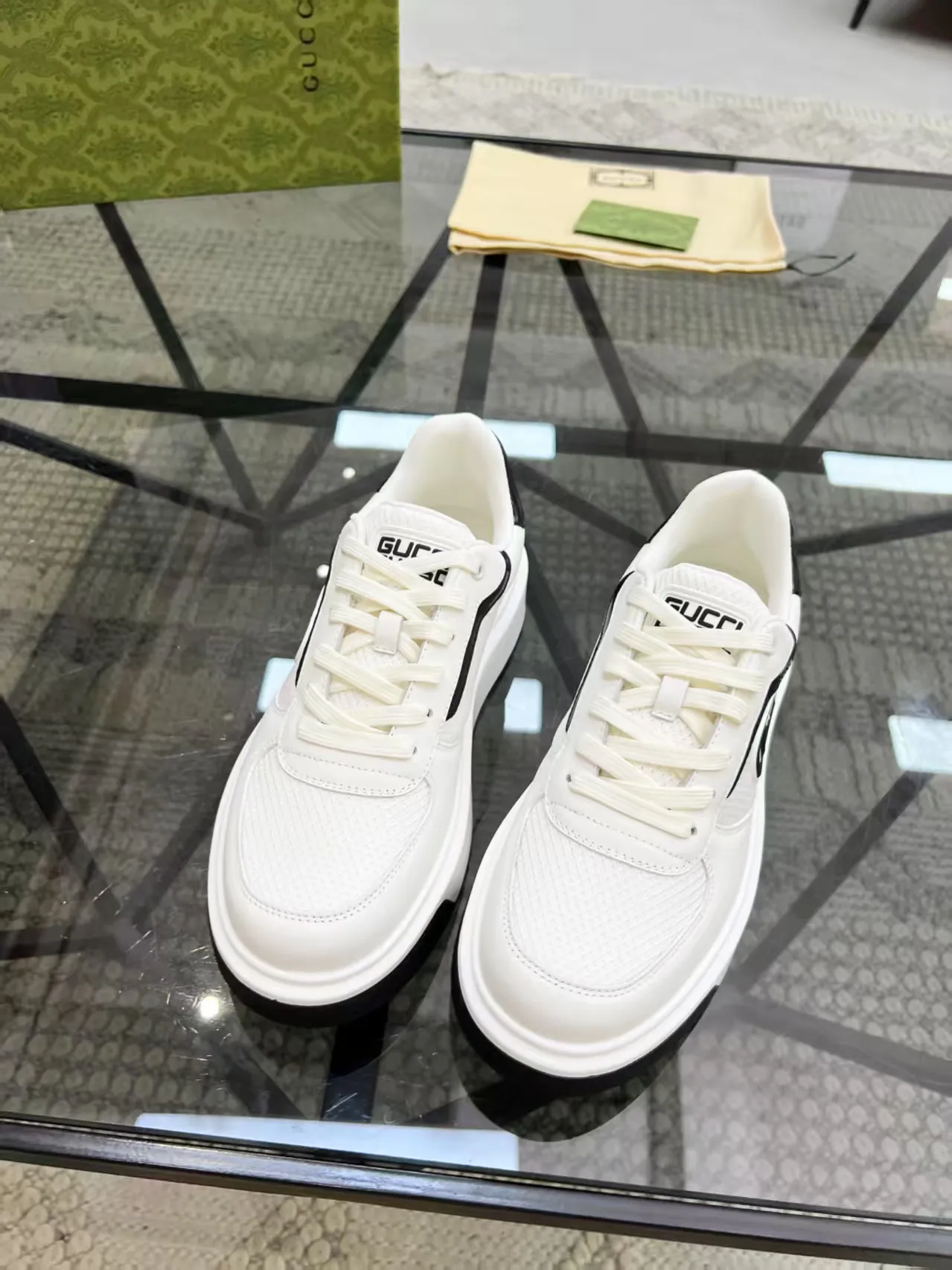 P440 new men's shoes GUCCI [Lightning] latest shoes are shipped. Original quality, fashionable, made of special materials, sheepskin lining, brand new packaging. The foot feels super comfortable and the workmanship is impeccable. Size: 38-45